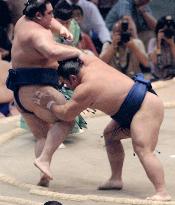 (3)Three tied for lead at Nagoya sumo tournament